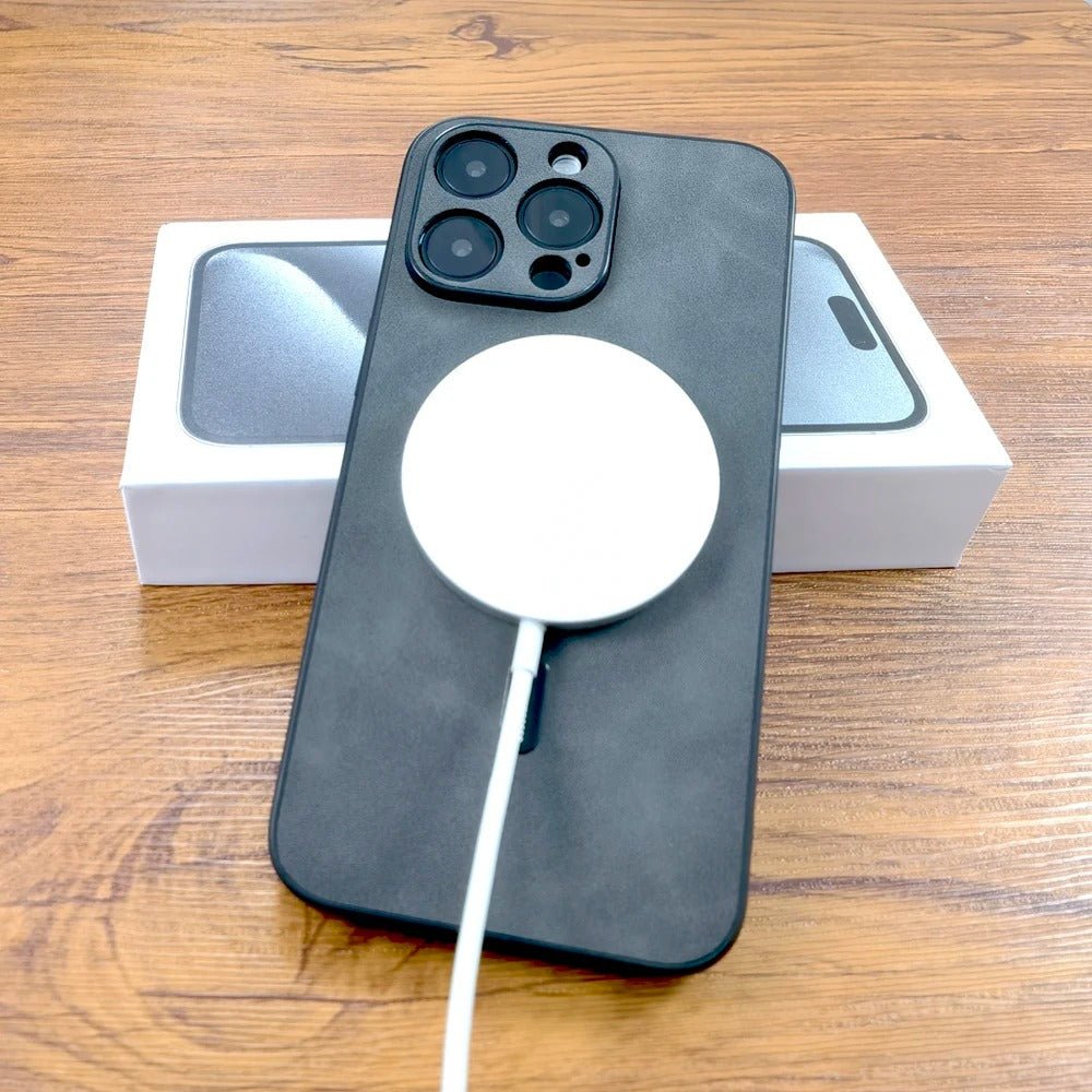 coque iPhone 15 LeatherShield charge